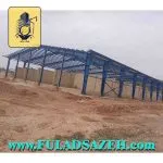 نمای بیرونی یک سوله آبی در مرحله پس از نصب اسکلت فلزی و دیوار های اطراف.