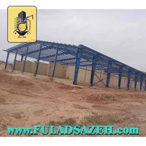 نمای بیرونی یک سوله آبی در مرحله پس از نصب اسکلت فلزی و دیوار های اطراف.